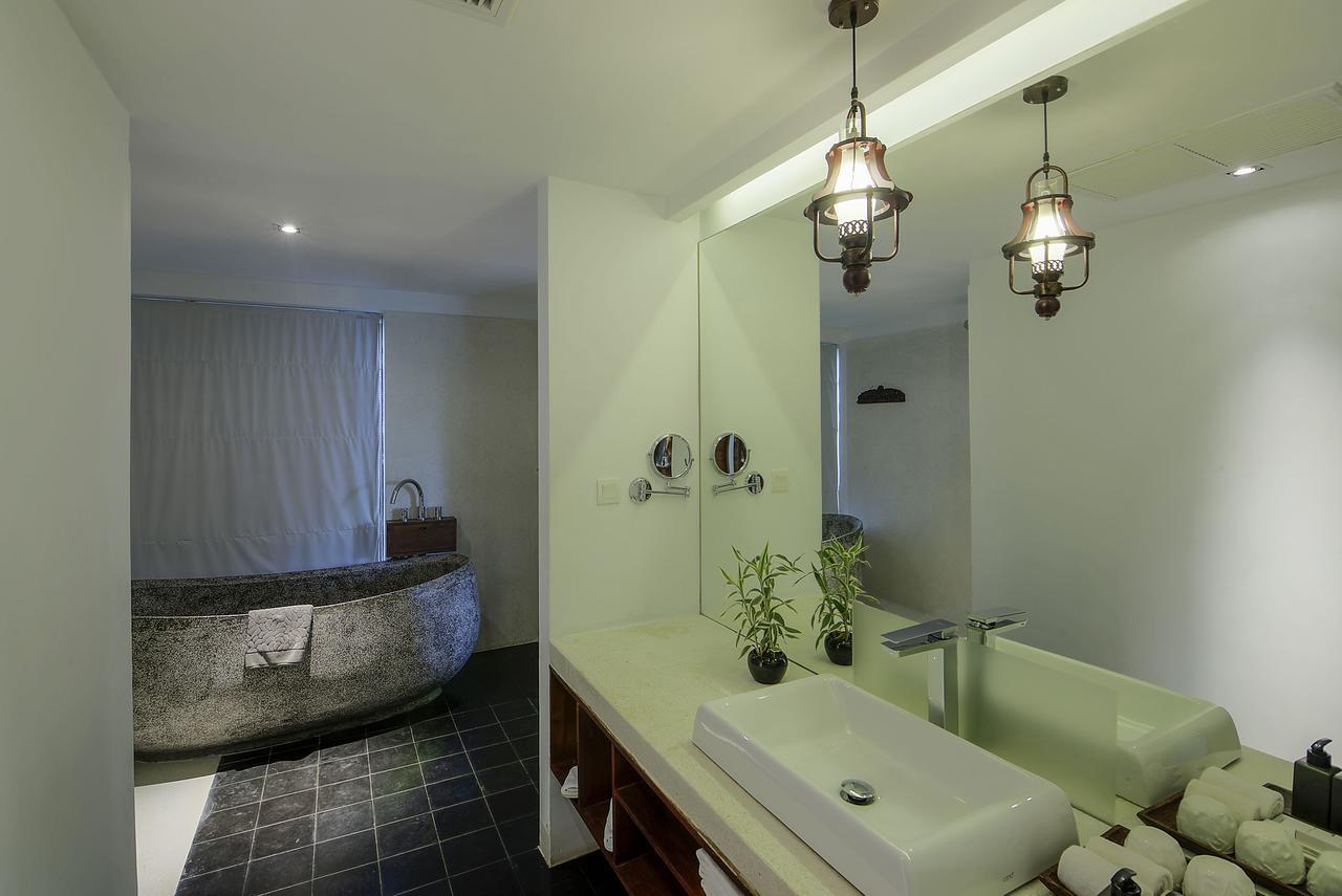 Honeymoon Suite